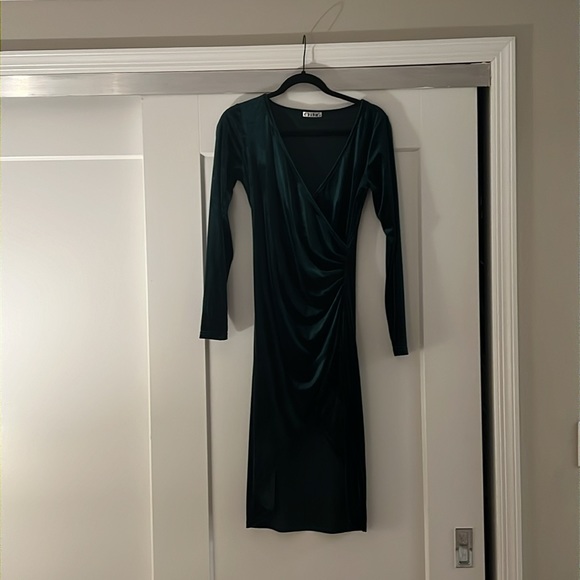 CYiNU Dress - Picture 2 of 3